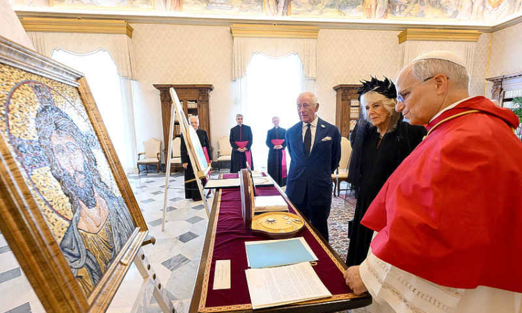 King Charles and Pope pray  together in a 500-year first